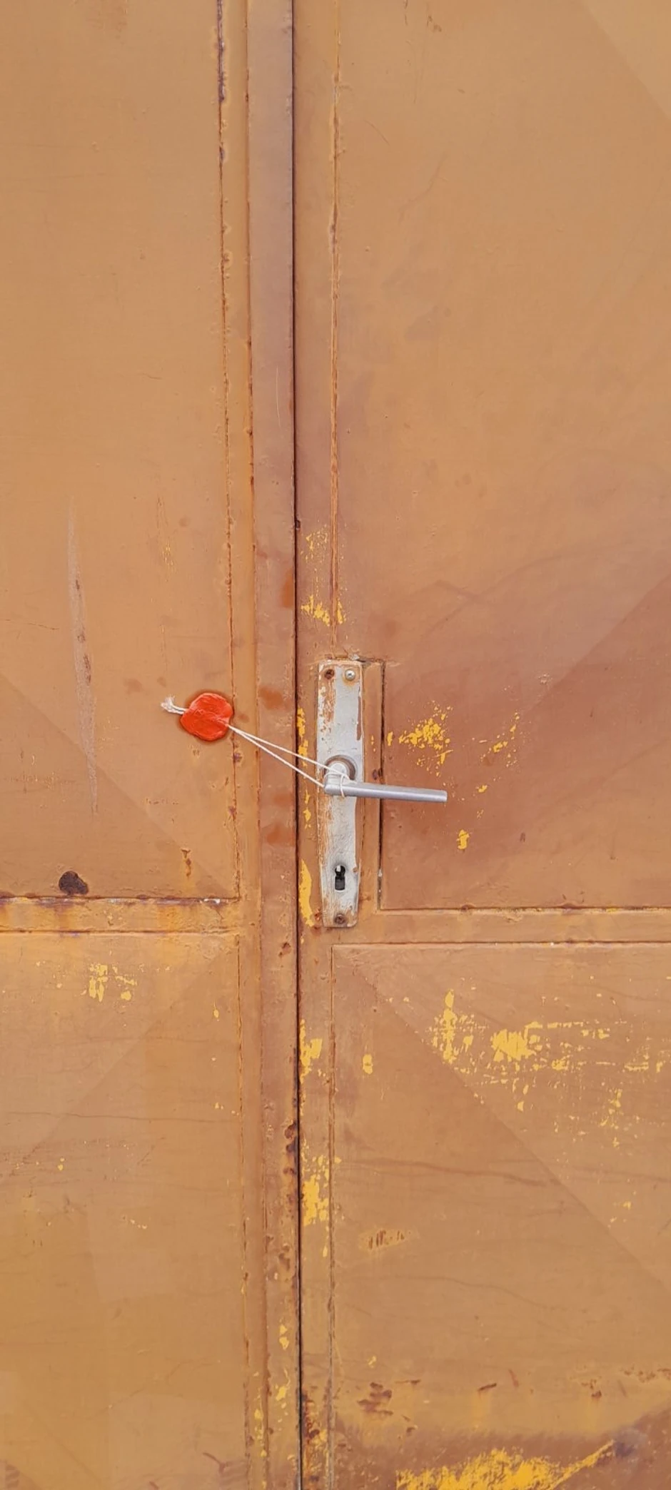 Zapečaćena kapija dvorišta 