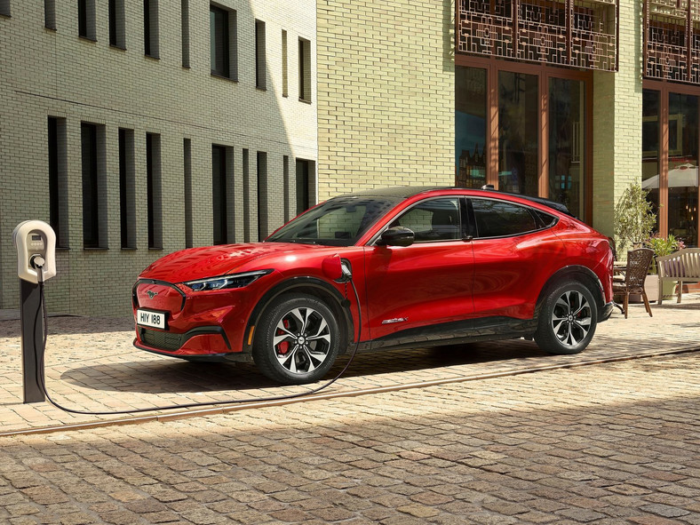 Średnie SUV-y – Ford Mustang Mach-E – w sprzedaży od 2021 r.