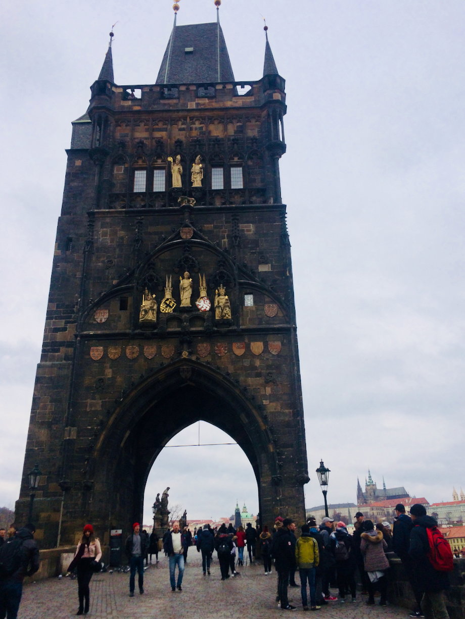 Odwiedzając Pragę, nie można nie zajrzeć na Most Karola. Przeprawa przez Wełtawę mierzy prawie 516 metrów długości, 9,5 metra szerokości i 660 lat historii. Do XVIII wieku był jedynym mostem na tej rzece w mieście. Do 1965 roku mogły po nim jeździć samochody. 