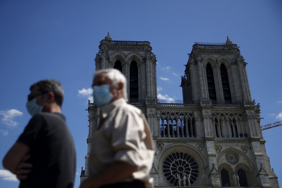 Otwarto dziedziniec katedry Notre Dame