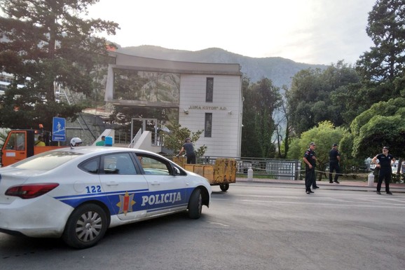 NARUČIO 10 TONA PELETA, PA TRI UZEO ZA SEBE Uhapšen direktor osnovne škole u Piperima zbog zloupotrebe položaja