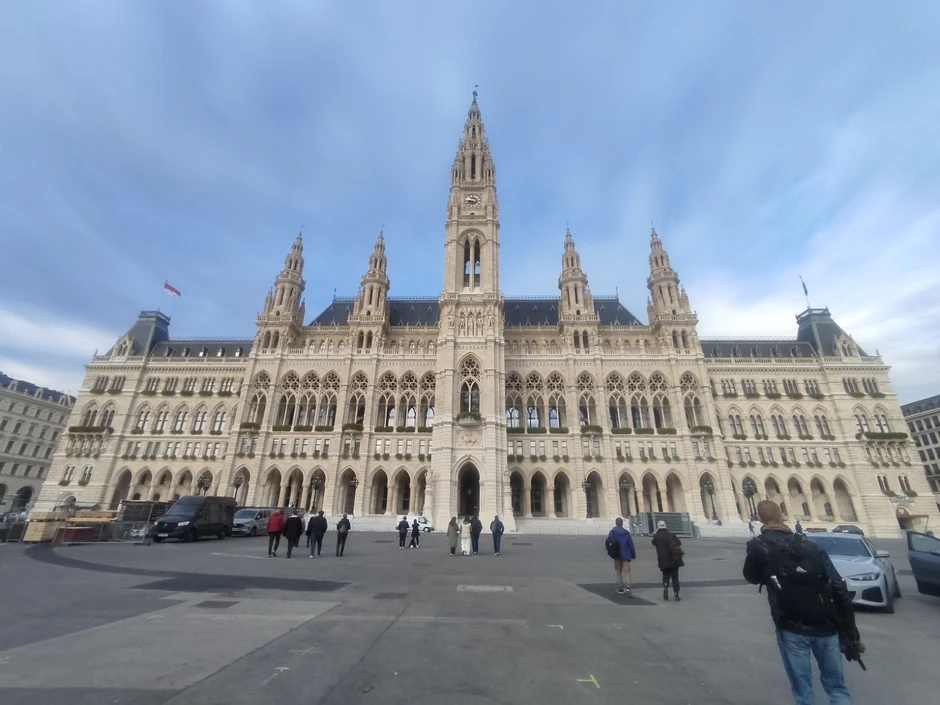 Zgrada gradske većnice: Solarni paneli se vide samo iz ptičje perspektive 