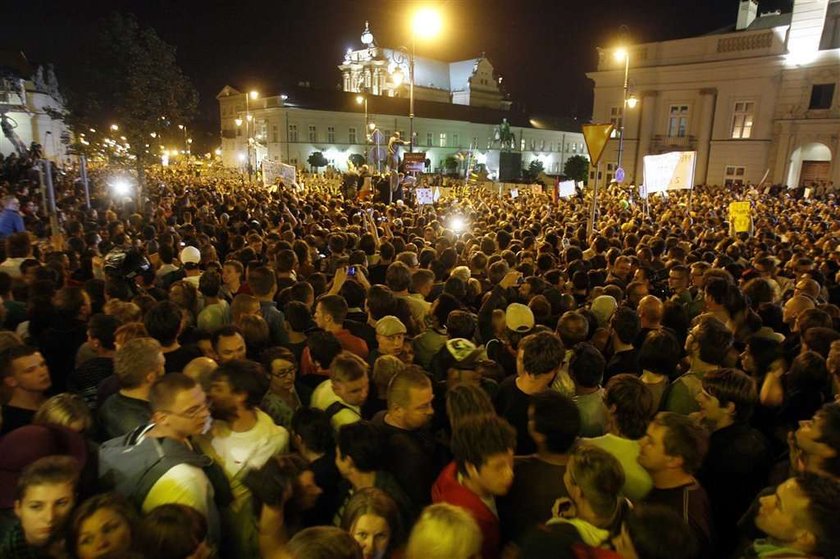 Jest już krzyż przed Pałacem Prezydenckim