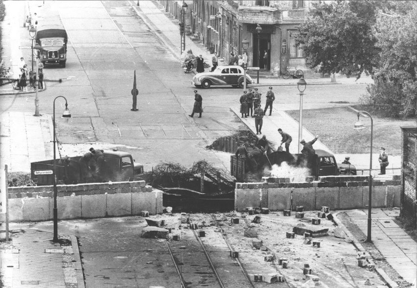 Straż graniczna naprawia mur zniszczony przez ciężarowkę po udanej próbie ucieczki z Niemiec Wschodnich, lata 60. XX w.
