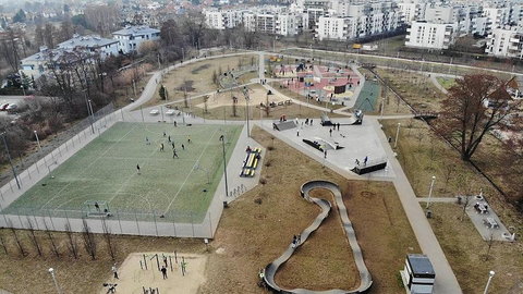 Warszawa: bywalcy parku chcą drzew i... kamer
