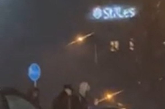 (VIDEO) OBOREN PEŠAK U NOVOM SADU! Muškarac leži nasred ulice