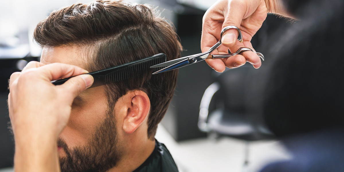 Polacy najbardziej tęsknią za usługami fryzjerskimi i kosmetycznymi, ich odmrożenia chce blisko 70 proc. badanych - pisze "Rz".