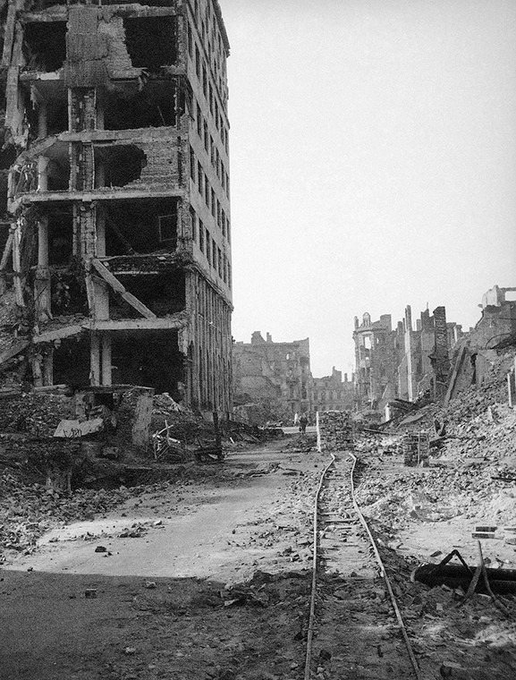 Warszawa, 1945. Perspektywa ulicy Świętokrzyskiej z okolicy ulicy Jasnej w kierunku zachodnim. Na pierwszym planie z lewej widoczne ruiny gmachu Centrali PKO na rogu Świętokrzyskiej i Marszałkowskiej.