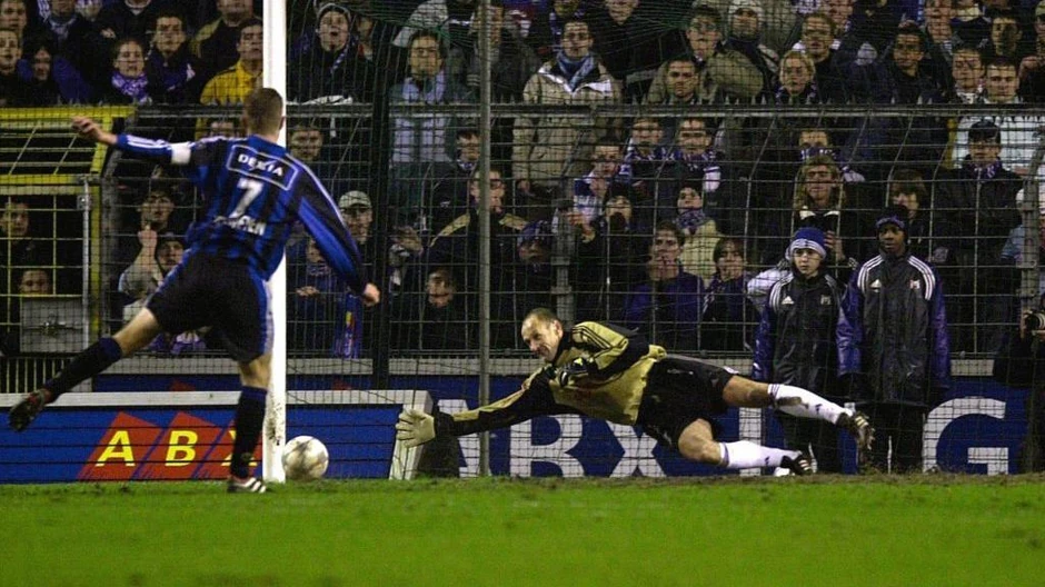 De Vilde brani penal fudbaleru Briža, najvećeg rivala Anderlehtu u Belgiji | Foto: Tim De Waele/Getty Images