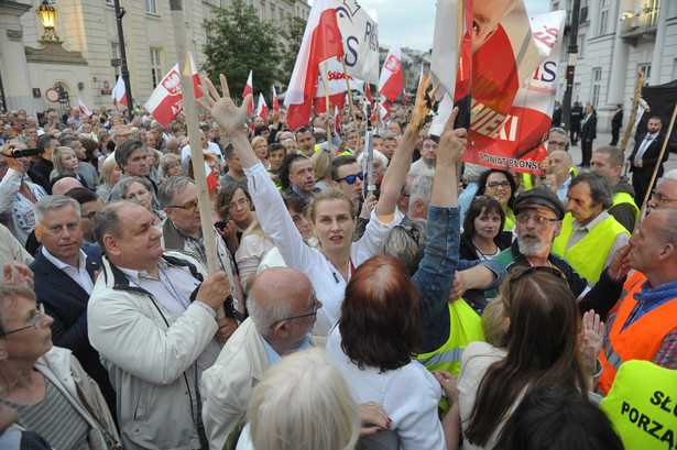 Uczestniczka kontrmanifestacji wśród uczestników uroczystości przed Pałacem Prezydenckim w Warszawie.