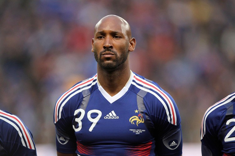 <b>4. Piłkarz Shenhua Szanghaj Nicolas Anelka</b> - w poprzednim roku zarobił <b>11 mln euro</b>
<br>
<br>
Ponad dwukrotnie wzrosły zarobki Nicolasa Anelki po transferze do chińskiego klubu piłkarskiego Shenhua Szanghaj. Francuscy dziennikarze wyliczyli, że w poprzednim roku zainkasował 11 mln euro, co dało mu czwarte miejsce w zestawieniu.
