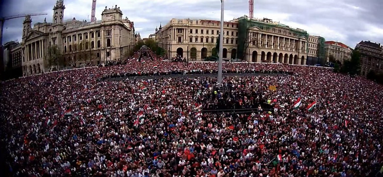 "Talpra magyar". Wielotysięczna demonstracja w Budapeszcie, wszyscy przeciw Orbanowi