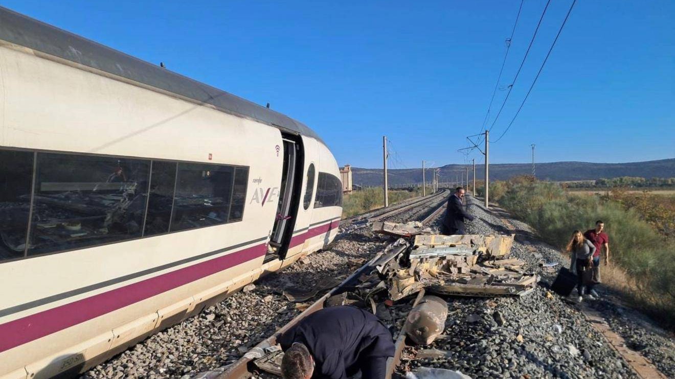Imagine Stire Mărturii din trenurile care s-au ciocnit în Spania, lângă Toledo: „Dintr-o dată te trezești zburând prin aer! Am văzut oameni cu membre amputate” | 2review.ro