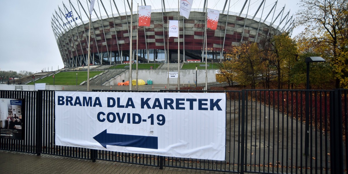 Kibice szukali toalety na Stadionie Narodowym. Trafili do punktu szczepień.