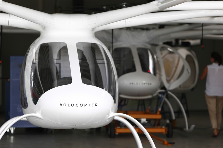 „Geely zmienia się z producenta motoryzacyjnego w grupę technologii mobilności”, powiedział Li.