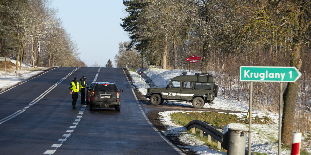 Pierwszy dzień nowej ustawy o ochronie granicy państwowej - kontrole na drodze do przejścia granicznego w Kuźnicy Białostockiej, Kruglany, woj. podlaskie, 01.12.2021 r. 