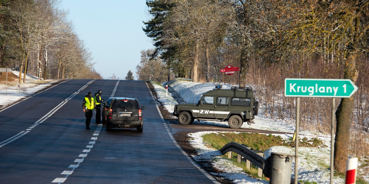 Pierwszy dzień nowej ustawy o ochronie granicy państwowej - kontrole na drodze do przejścia granicznego w Kuźnicy Białostockiej, Kruglany, woj. podlaskie, 01.12.2021 r. 