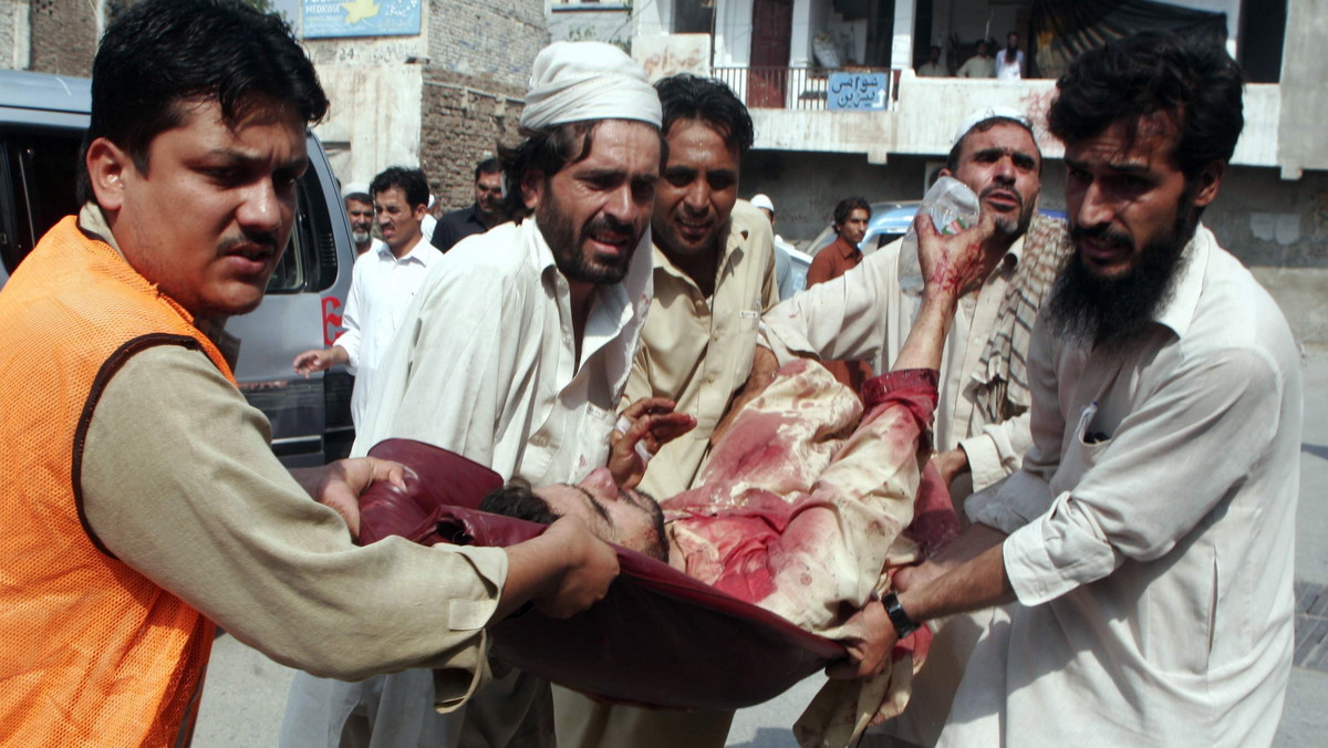 Co najmniej 43 osoby zginęły, a ponad 100 zostało rannych w dzisiejszym wybuchu w meczecie w północno-zachodnim Pakistanie, gdzie bardzo aktywne są siły talibskie - poinformowały władze lokalne. Według wstępnych ustaleń był to zamach samobójczy.