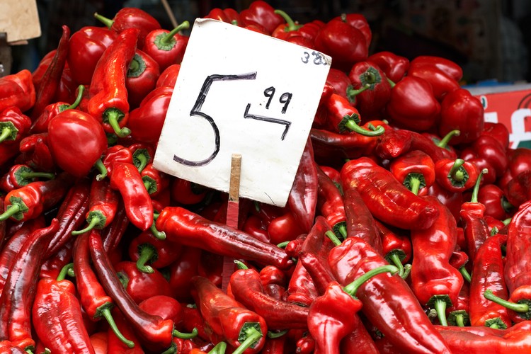 Popularność cenowych porównywarek rośnie w bardzo szybkim tempie. Inną ciekawą formą zwiększania oszczędności jest negocjowanie cen. Coraz większa liczba sklepów, nawet tych największych, proponuje oferty dostosowane do naszych finansowych możliwości i potrzeb. Warto mieć tego świadomość. Miejsca, które oferują najlepsze warunki powinny stać się stałym celem twoich zakupowych eskapad.