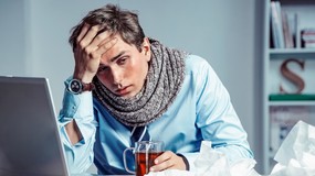 „Nie stać mnie na chorowanie”. Drastyczny spadek L4 w listopadzie – winne premie i strach o pracę