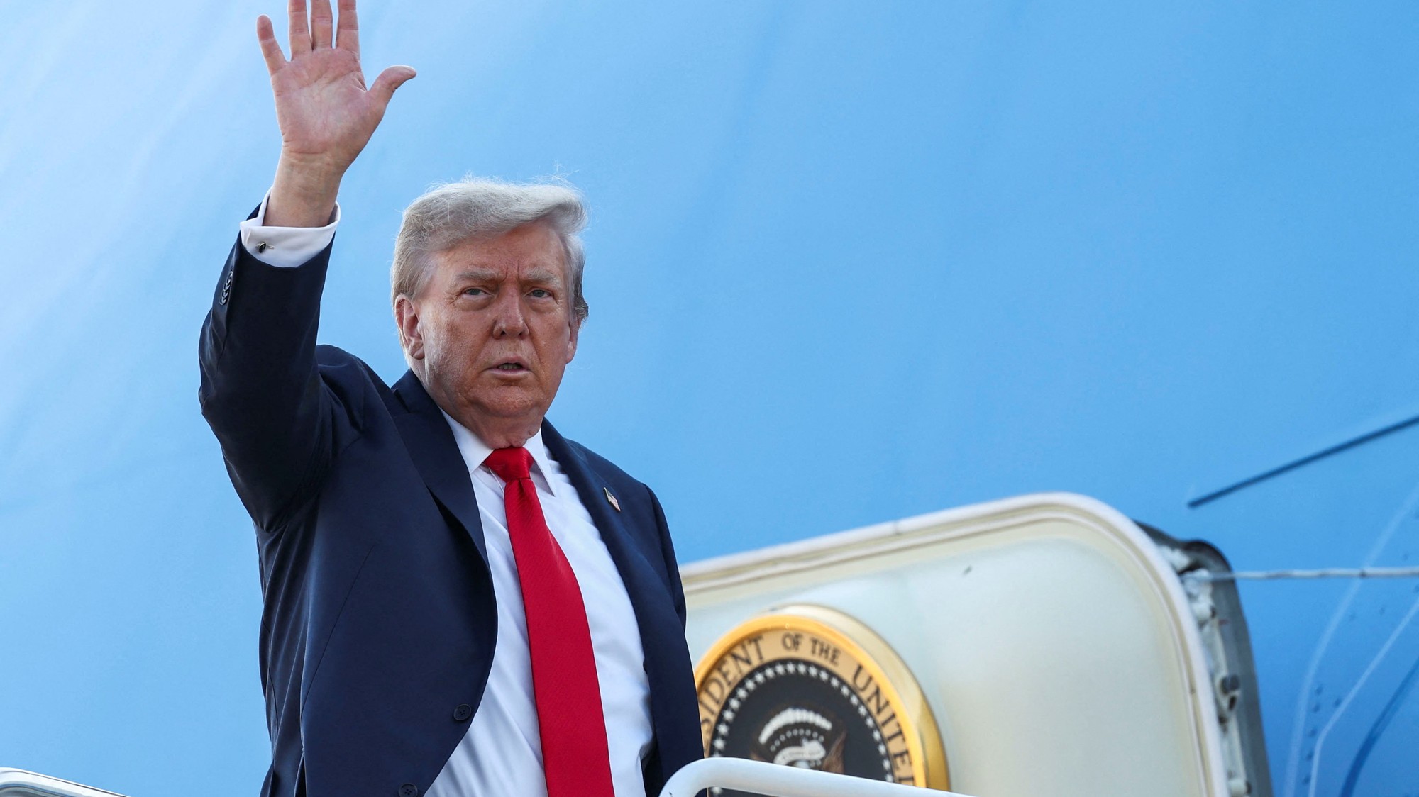 Americký prezident Donald Trump na odchode na samit Trump - Putin.