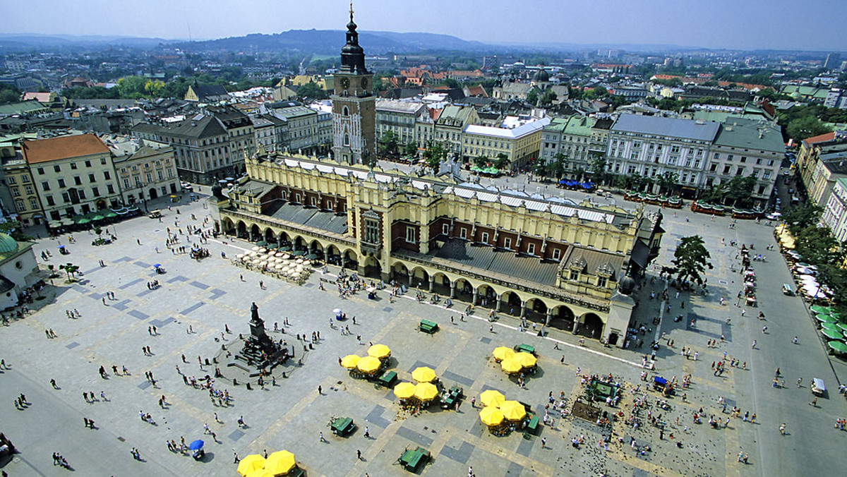 Kraków od zawsze był ostoją polskiej turystyki. Każdego roku tłumy przyjezdnych zostawiają pod Wawelem ogromne sumy pieniędzy. Zarabiają hotele, restauracje, puby, sklepy, przewodnicy, taksówkarze oraz przede wszystkim osoby przedsiębiorcze, które oferują turystom różne atrakcje.