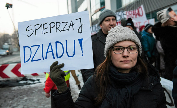 Kaczyński spotkał się z działaczami PiS we Wrocławiu. Pod budynkiem protestował KOD