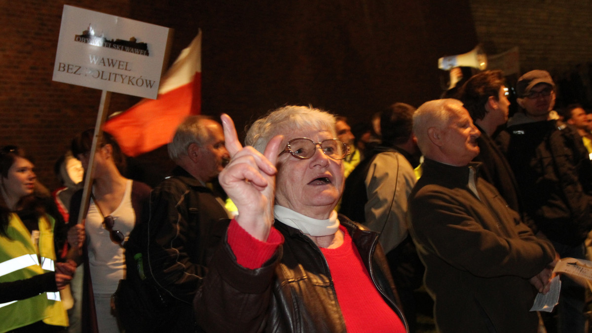 Walka na hasła i utarczki słowne - taki był finał spotkania w Krakowie dwóch demonstracji zwolenników oraz przeciwników pochówku Lecha i Marii Kaczyńskich na Wawelu. Nie doszło do incydentów.