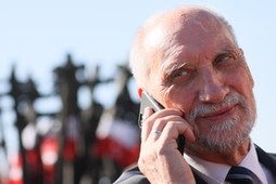 Poseł PiS Antoni Macierewicz przed Pomnikiem Poległym i Pomordowanym na Wschodzie w Warszawie.