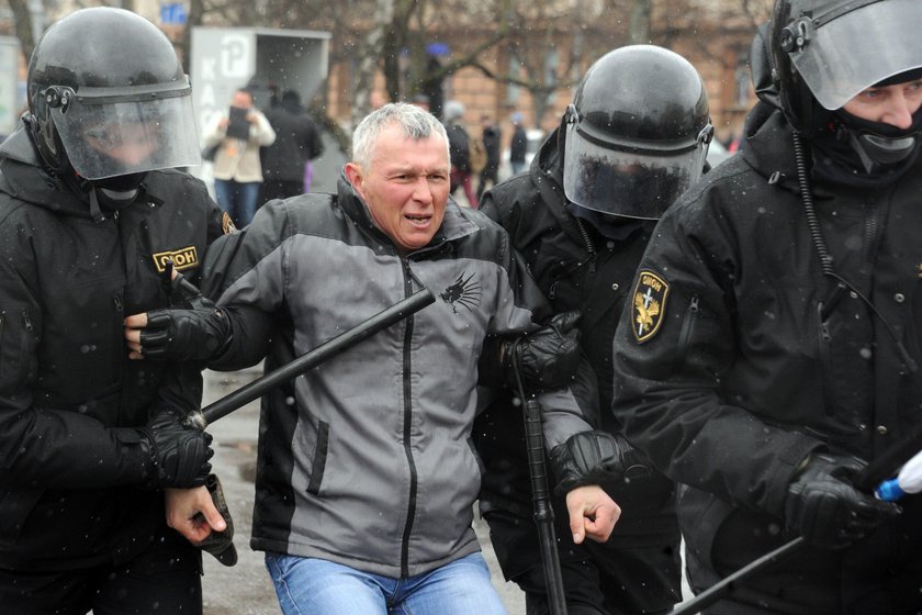 Zamieszki na demonstracji. Biją pałkami opozycję