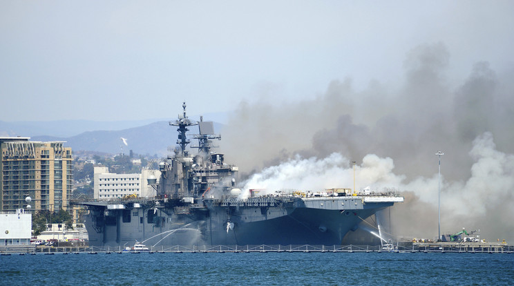 Zajlik az amerikai hadihajón a tűzoltás San Diegóban / Fotó: MTI/AP/John J. Mike