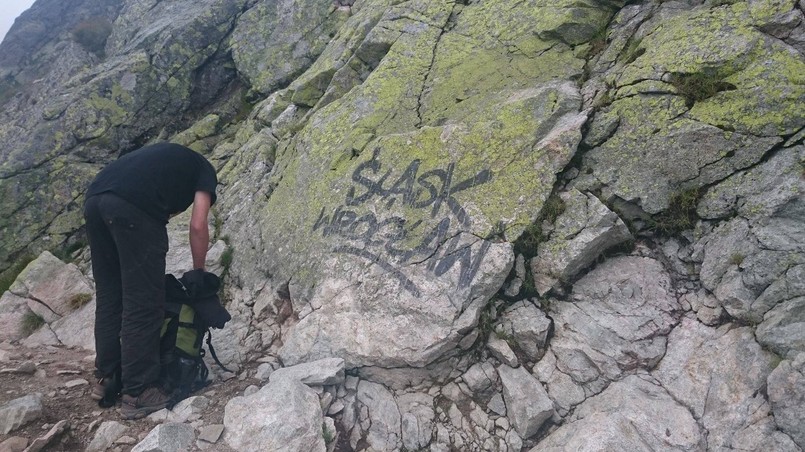 Napisy na skałach w drodze na Zawrat / fot: profil "Tatry nie dla idiotów"