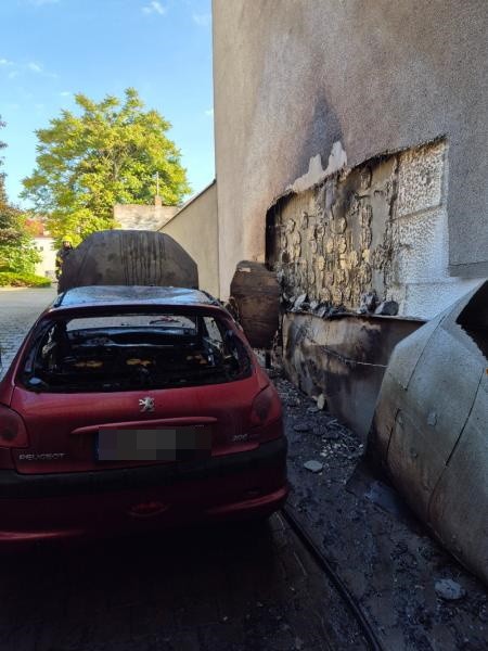 Na Župnom námestí v Nitre horelo auto aj fasády dvoch bytových domov.