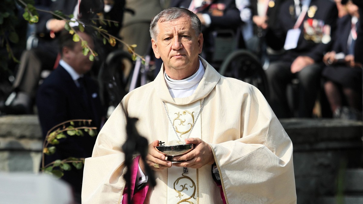 "Zadaniem kapelanów ordynariatu polowego nie jest obrona terytorium i granic z bronią w ręku, ale troska o kształtowanie sumienia każdego żołnierza" – napisał biskup polowy Wojska Polskiego Józef Guzdek. Duchowny przygotował list z okazji setnej rocznicy powstania biskupstwa polowego w Polsce.