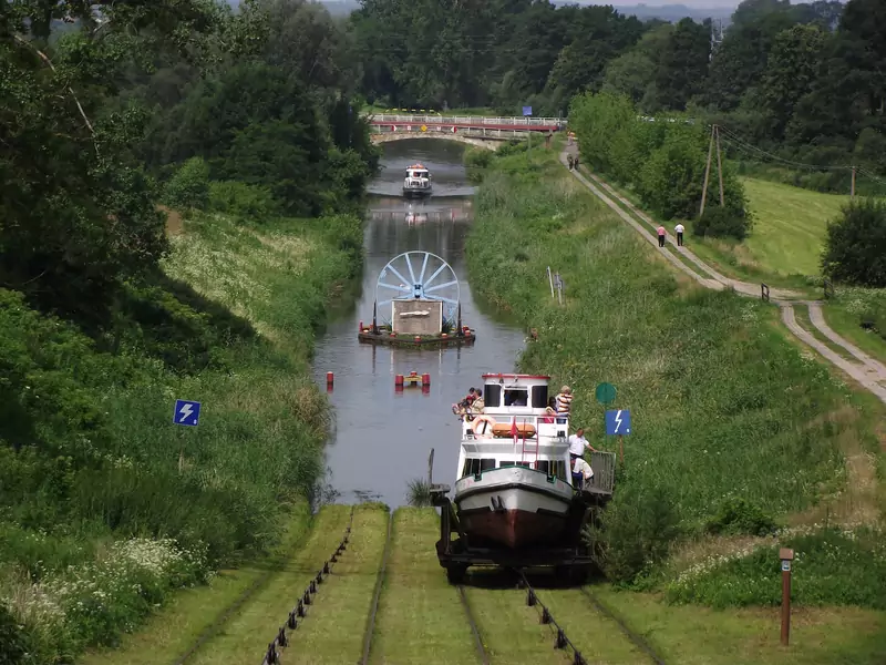 Kanał Elbląski, tu statki &quot;jeżdżą&quot; na trawie / fot. Wiki Commons