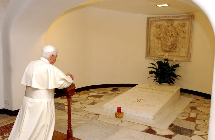 Benedykt XVI modli się przy grobie Jana Pawła II w Grotach Watykańskich