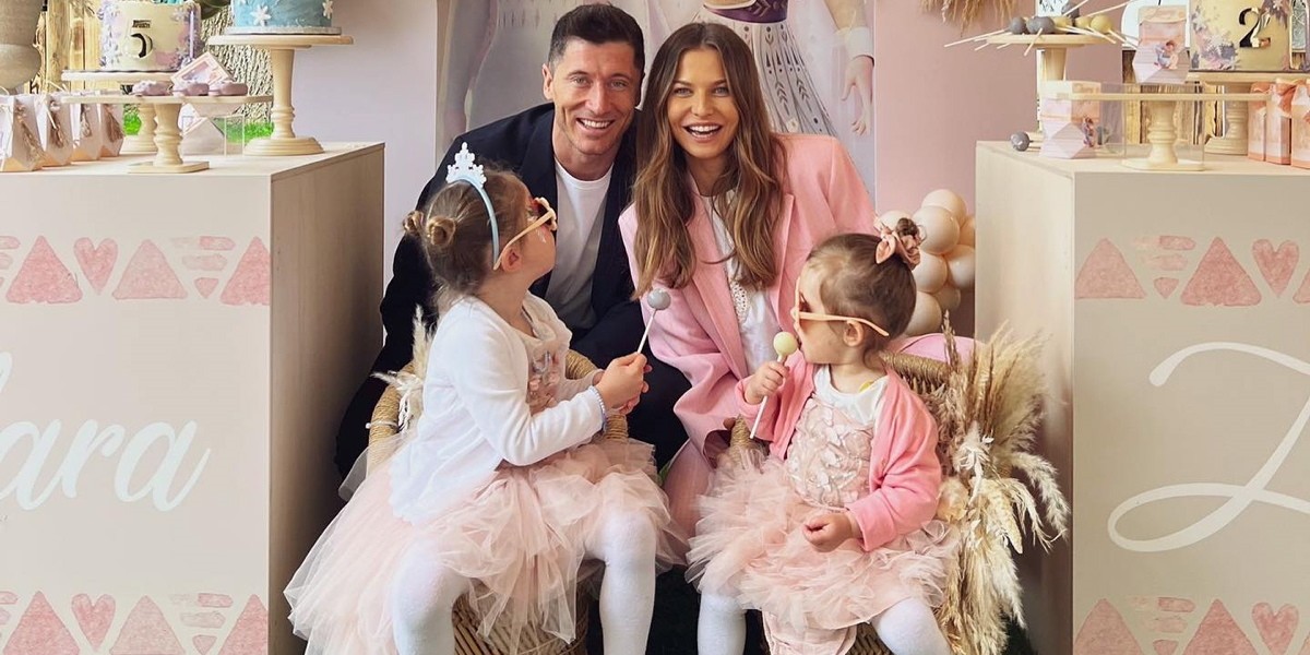 Anna i Robert Lewandowscy z córkami Laurą i Klarą.