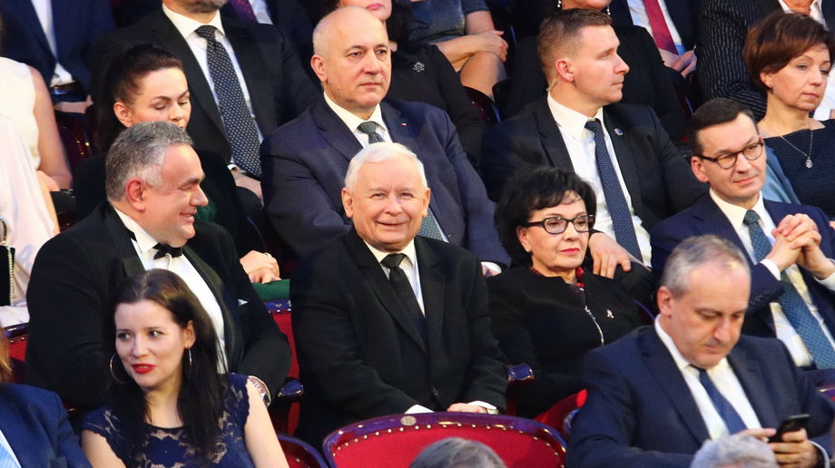 Tomasz Sakiewicz, Jarosław Kaczyński i Elżbieta Witek podczas gali Człowiek Roku Gazety Polskiej w 2019 r.