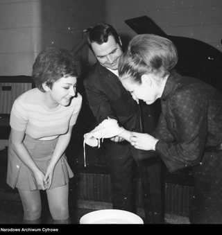 Andrzejki w czasach PRL. Tak bawiono się w kawiarni „Nowy Świat” w 1961 roku [GALERIA]