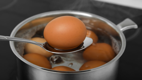 Wspólne gotowanie i domowe eksperymenty – jak rodzice mogą wspierać naukę w praktyce