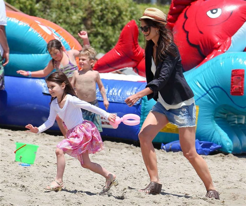 Holmes na plaży na... obcasach