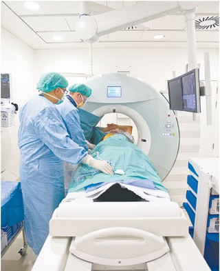 NFZ zrefunduje koszty leczenia poza Polską i w prywatnych klinikach krajowych