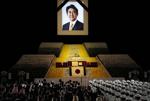 Pogrzeb Shinzo Abe. Były japoński premier został 8 lipca śmiertelnie postrzelony podczas wiecu wyborczego w Narze, gdzie wspierał kampanię rządzącej Partii Liberalno-Demokratycznej. 27.09.2022 r.