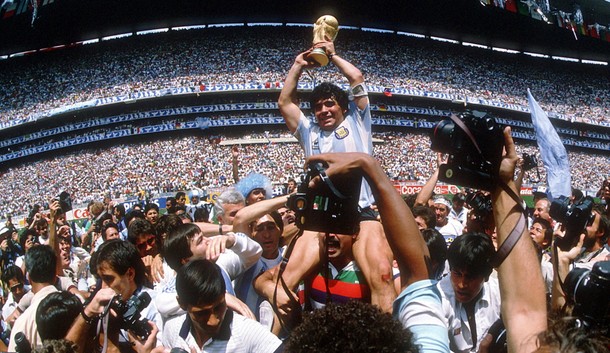 Diego Maradona świętuje z pucharem mistrzostw świata po wygranej z Niemcami 3:2 w Meksyku, 29 czerwca 1986 r.