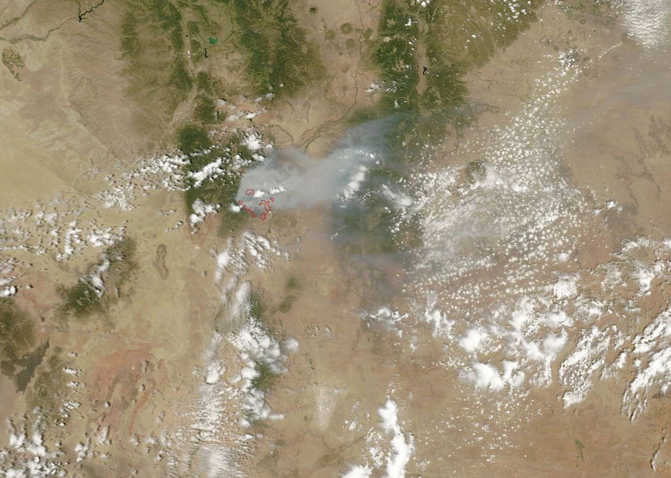 Fotografija sa jednog od satelita - lokacije na kojima gori vatra su obeležene crvenim linijama