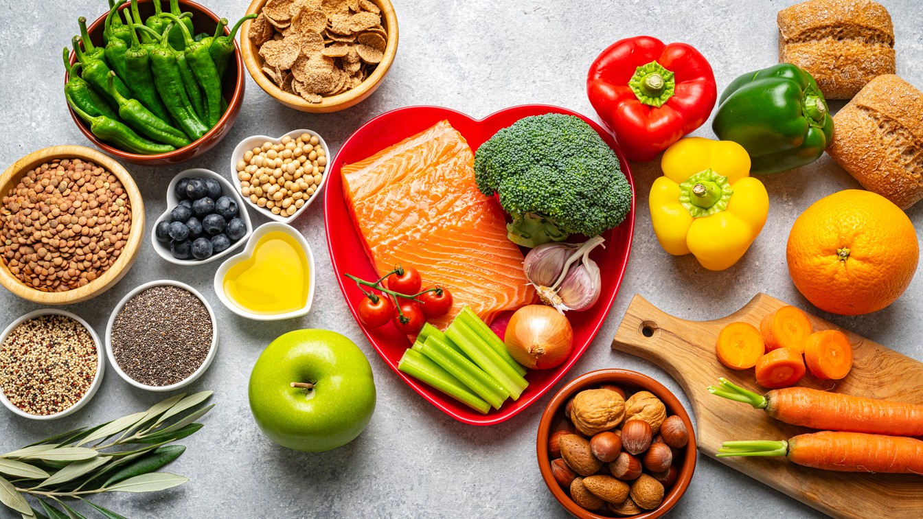 Zistite, ktoré bežné potraviny z vašej kuchyne pôsobia ako účinné lieky, prečo by ste mali piť čaj z púpavy a ako pomocou drobných zmien v životospráve reštartovať svoje zdravie.