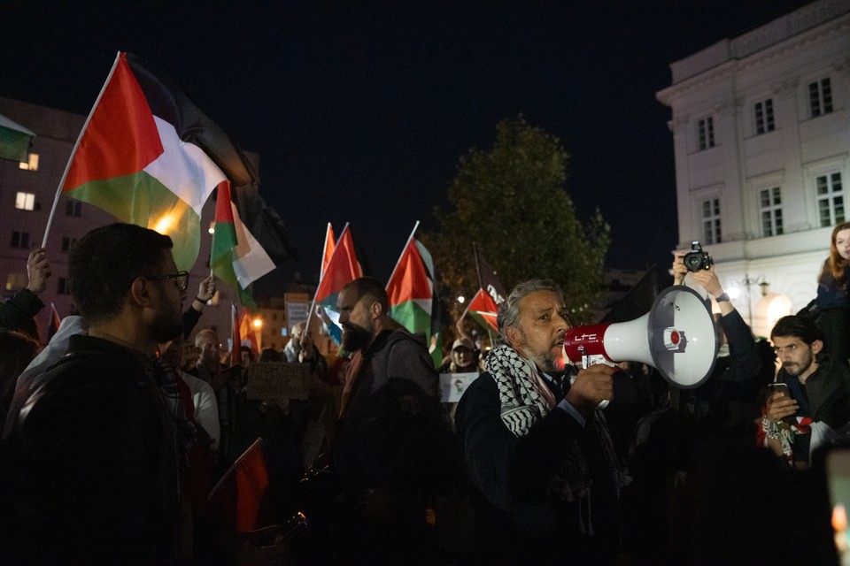 Protest Palestyńczyków pod pomnikiem Kopernika