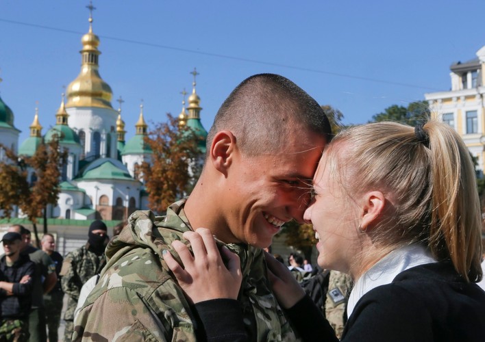 Rodzina i przyjaciele witają powracających ze wschodniej Ukrainy ochotników z batalionu Azow