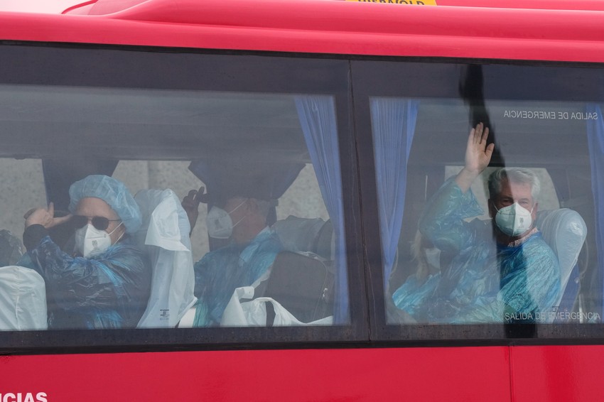 Putnici u autobusu nakon iskrcavanja sa kruzera Hondijus u luci Granadilja 10. maja