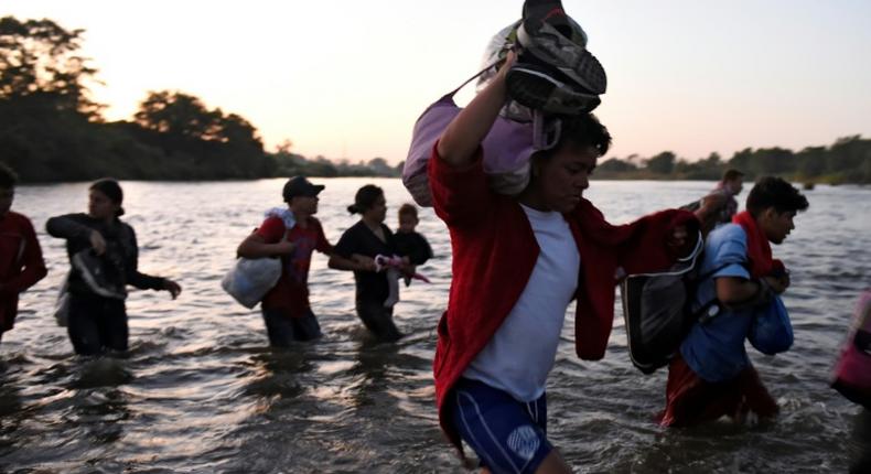 Central American migrants -- mostly Hondurans heading to the US in a caravan -- cross the Suchiate River from Tecun Uman, Guatemala, to Ciudad Hidalgo, Chiapas State, Mexico, on January 23, 2020